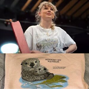 Vintage Monterey Bay Aquarium Otter Sweater